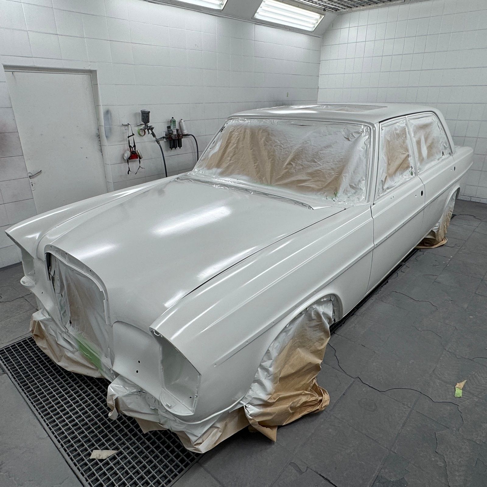 Derselbe Mercedes-Benz Oldtimer nach der Grundierung, bereit für die Endlackierung