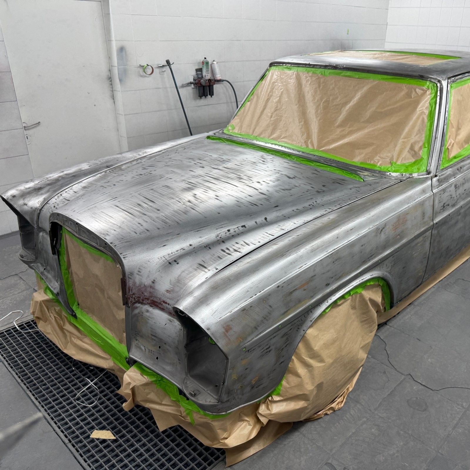 Mercedes-Benz Oldtimer vor der Grundierung: Karosserie entlackt und ausgebessert